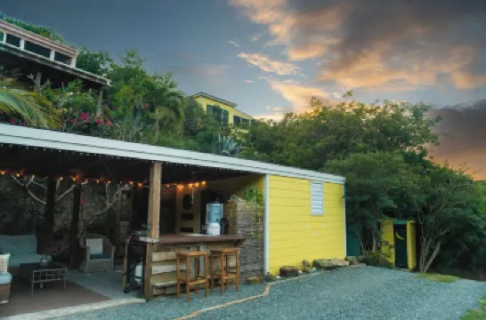 Salt Pond Bay Glamping Site With AC โรงแรมใน