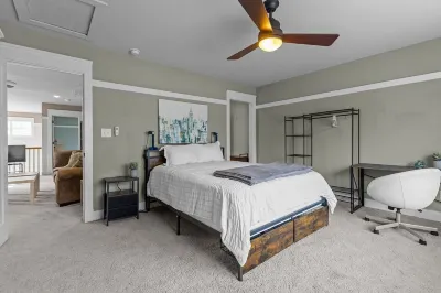 Convenient 3-BR Townhouse in SW Durham 德仁學院附近的飯店