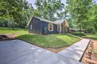 Modern Lakefront Retreat in Avinger - Parkplatz