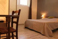 Hôtel les Boucles de Meuse فنادق في Montherme