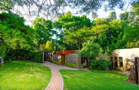 The Garden Venue Hotel Отели в г. Рудепурт