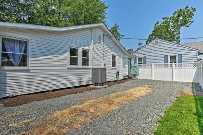 The Blue Crab Cottage - 3 Blocks from the Beach!