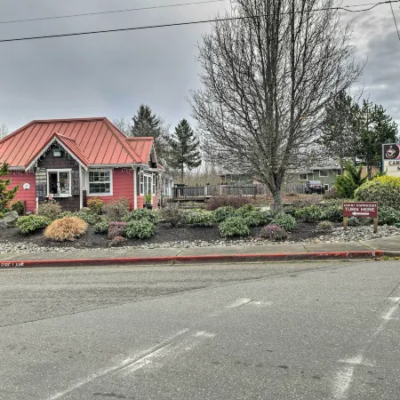 Cute Cottage w/ Deck Walk 115 Ft to Brewery & Cafe
