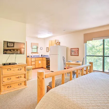 Bright Davis Escape w/ Screened-in Porch!