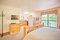 Bright Davis Escape w/ Screened-in Porch! Hôtels à : Davis