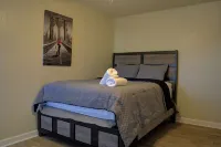 Cozy 4-bedroom house in wonderful San Antonio with WiFi, AC, and pet friendly. Hotels in Leon Valley