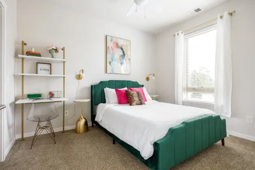 Fully Stocked Trendy Condo Close To Downtown And The Beach
