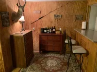 Fishing Camp sleeps 12, fully equipped. Screened in porch. 5 minutes from marina