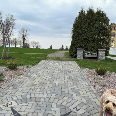 Historic Sackets Harbor Lakeside Retreat + Central Отели в г. Хаунсфилд