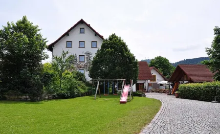 Landhotel Zur Pferdetränke Отели в г. Дермбах