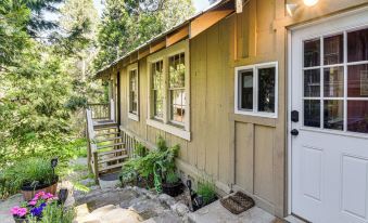 8 Mi to Yosemite National Park: Cabin w/ Fire Pit