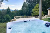 Huge Blairsville Cabin Game Room and Mtn View! - 3-Star