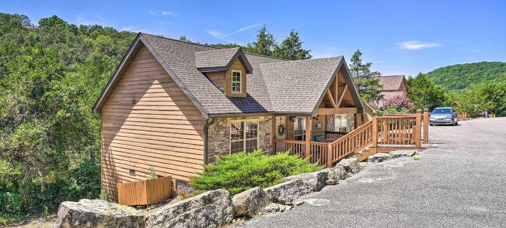 Screened Deck: Cozy Branson West Cabin! Hoteles en Condado de Stone