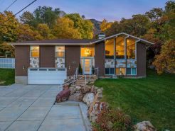 Family Ski Oasis 7Br 16-Person Spa Mins to Skiing Home by RedAwning