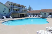 Mainsail Motel & Cottages - Pools