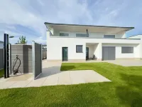 Luxurious Villa Möwengeflüster - 220sqm apartment for max. 8 guests + sauna by the lake Hotels in Muldestausee