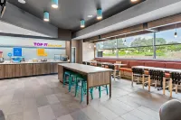 Tru by Hilton Kansas City Airport - breakfast