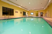 Holiday Inn Express & Suites Murray فنادق في موراي