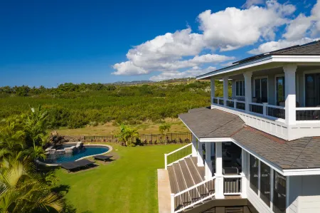 Private Pool and Spa with Garden View - Exquisite Family Retreat