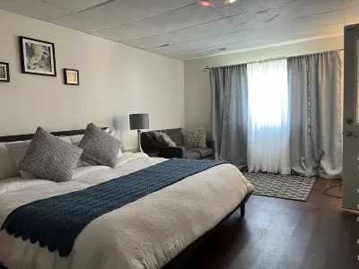 Escape to Serenity: Charming home King+Queen near Ponca Park