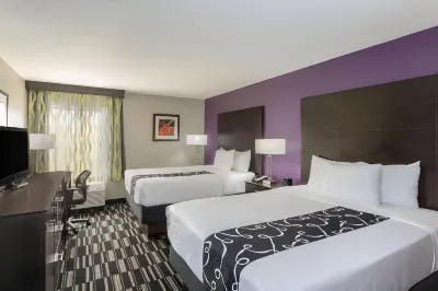 La Quinta Inn & Suites by Wyndham Orlando Universal Area Отели рядом с достопримечательностью «Холи Ленд Экспериенс»