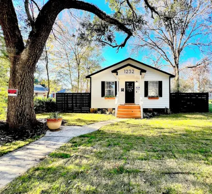 3 Bedroom Sleeps 8 - Close to Downtown Fun, Medical Center & Shopping,