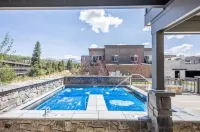 Cozy Downtown Condo with Jacuzzi 5 Min from Resort