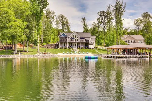 Waterfront Lake Anna Home w/ Dock, Beach & Kayaks! - Parkplatz
