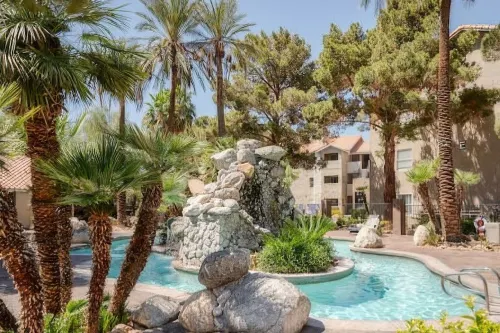 Budget-Friendly 2BR/2BA Near Vegas Strip Free Parking, Pool, WiFi, No Resort Fee - 公寓