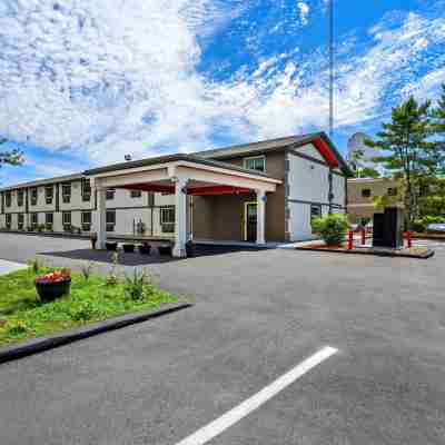 Super 8 by Wyndham Lewiston Auburn Area Hotel Exterior