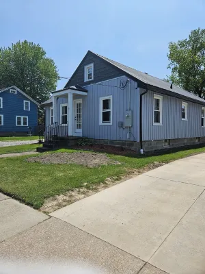 Linny's GOTL Cottages "Blue Pearl" 3-bedroom house on the strip in GOTL, spire