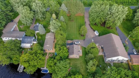 Charming Waterfront Cabin on Lake Wissota: Old Abe Trail, Boat, Swim, Fish, Golf Отели в г. Игл Пойнт