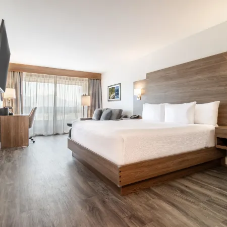 Atrium Hotel Vancouver Отели рядом с достопримечательностью «Спортивный комплекс «Пасифик-Колизиум»»