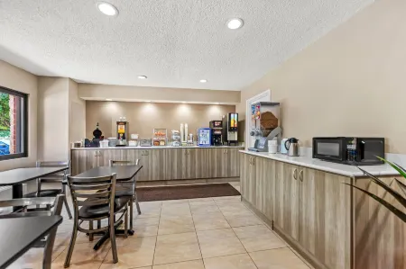 Super 8 by Wyndham Elgin Отели рядом с достопримечательностью «Wing Park»