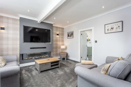 No15 Ellis House - Donnini Apartments Отели в г. Килмарнок