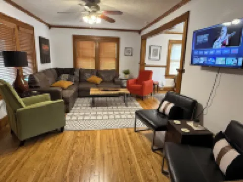 Spacious 4-bedroom house central to Des Moines near Drake Univ. Fenced yard