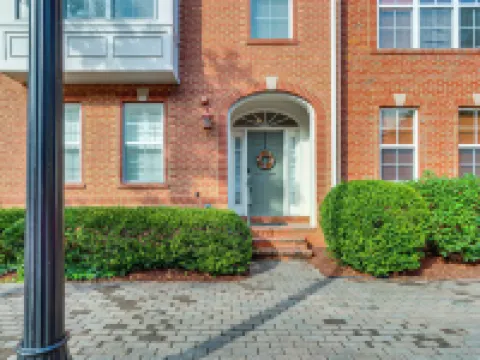 Modern 3Br Townhome | 3 Mi to Dulles and Reston TC Hotels in Dranesville