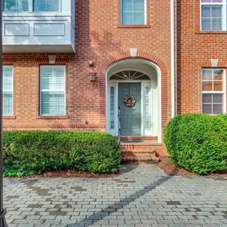 Modern 3Br Townhome | 3 Mi to Dulles and Reston TC