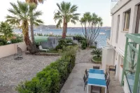 Vacation home right on the water, ideal for families and water sports enthusiasts. 쁘헤스낄르 드 쥐앙 주변 호텔