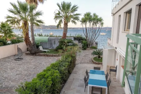 Vacation home right on the water, ideal for families and water sports enthusiasts. Отели в г. Giens