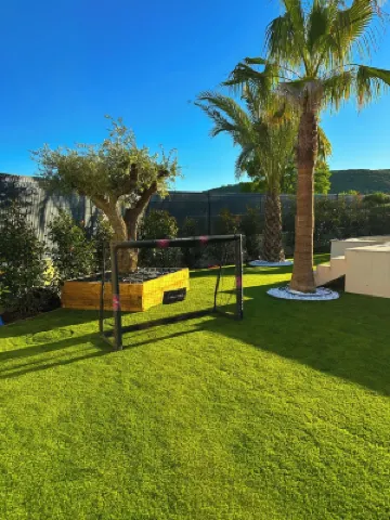 Sublime architect-designed villa not overlooked Hotels in Montarnaud