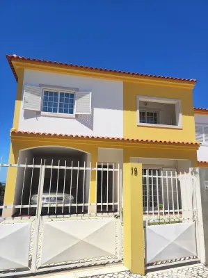 Casa das Rosas- Villa with garden, Charneca da Cotovia