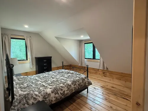 Calm & Relaxing Lakehouse, Renovated to new cottage on Sharbot Lake