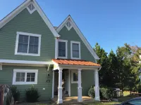 3-bedroom condo in superb Williamsburg with AC, WiFi, fitness room