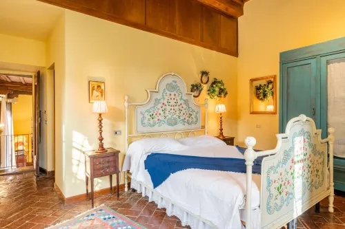 Spectacular apartment in historic mansion from the 1400s