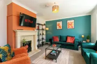 6-Bed Contractor House | Long Stay Discounts | WiFi, Driveway Parking, Smart TV 피터버러 호텔