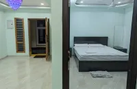 4th floor Lovely three bedroom apartment with free parking