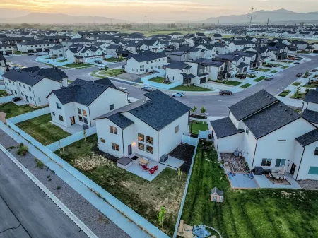 Spacious Lakeside Lights home, serene neighbor in American Fork near the Trax.