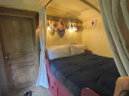 Quirky Self-contained Garden Hut in National Park.  Plant-based Meals Service. Отели в г. Леуэс Дистрикт