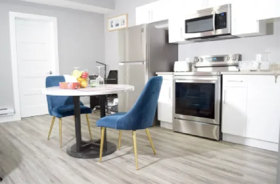 Adorable brand new 2 bedrooms basement suite. Hotel berhampiran Alberta Railway Museum